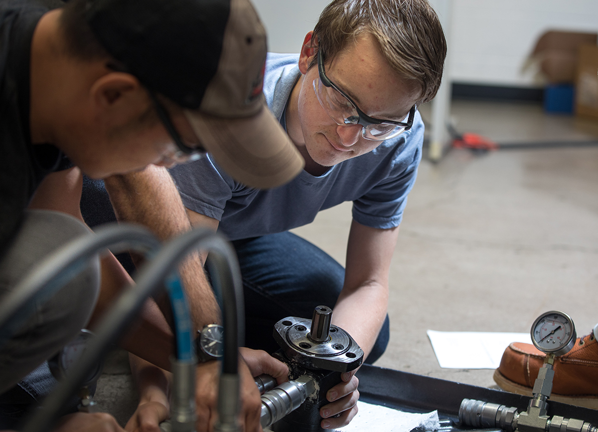Benjamin Larsen works with other students in Mechanical Engineering lab.