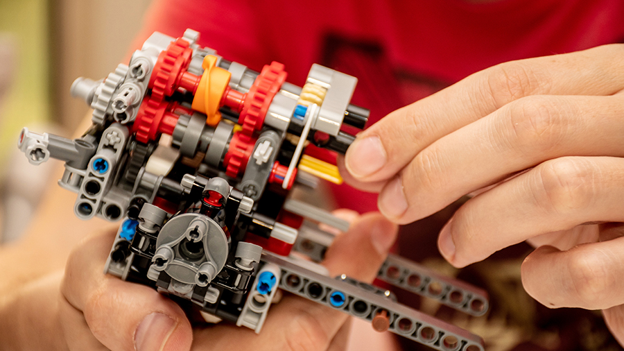 A set with gears and such for building machines